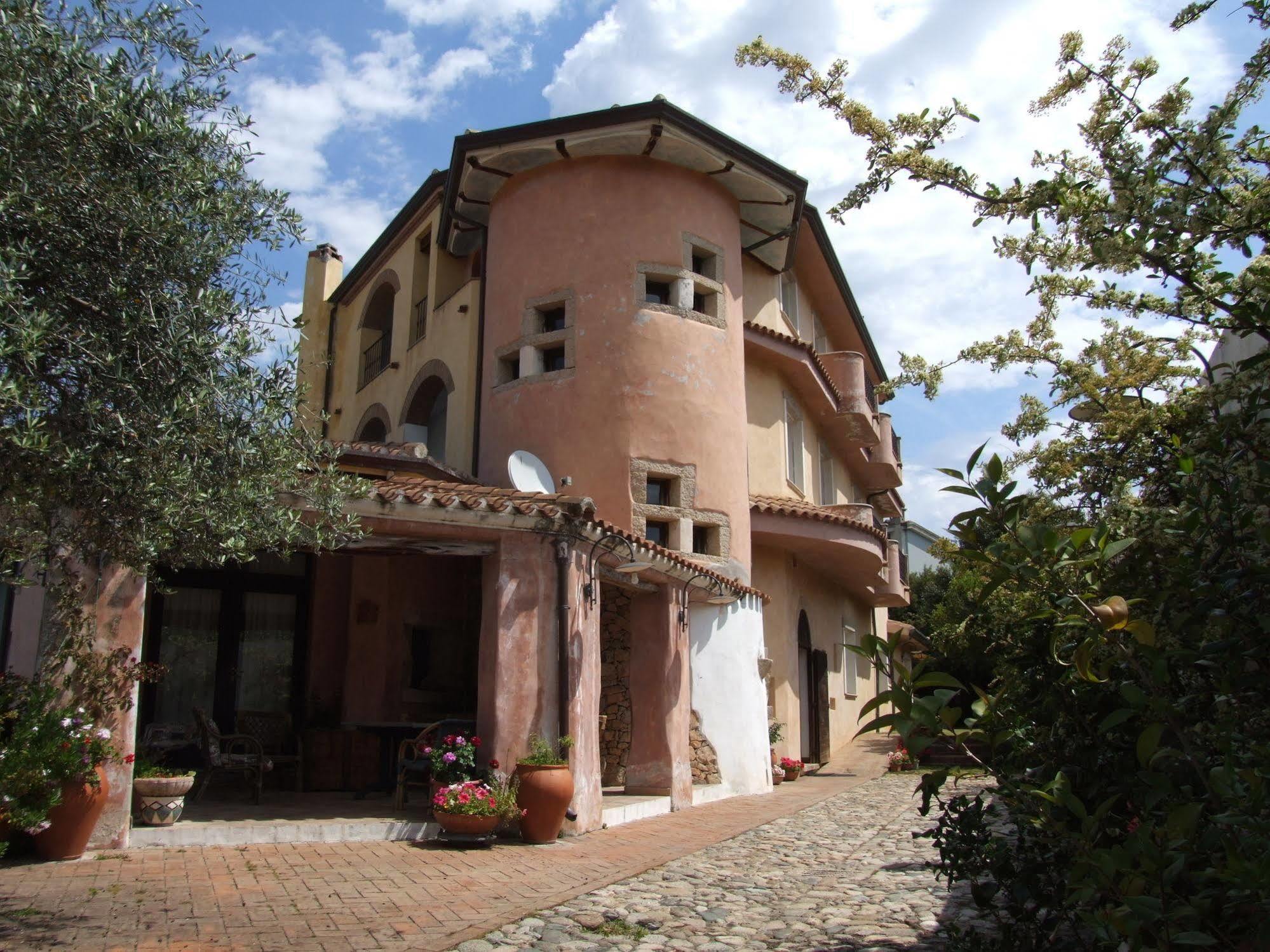 Locanda Tipica Sa Corte Ольєна Екстер'єр фото